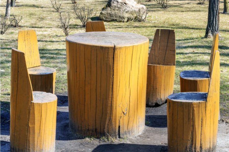 farbige-sitzgruppe-baumstumpf