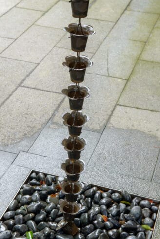 Regenablaufkette mit Kieselsteinen
