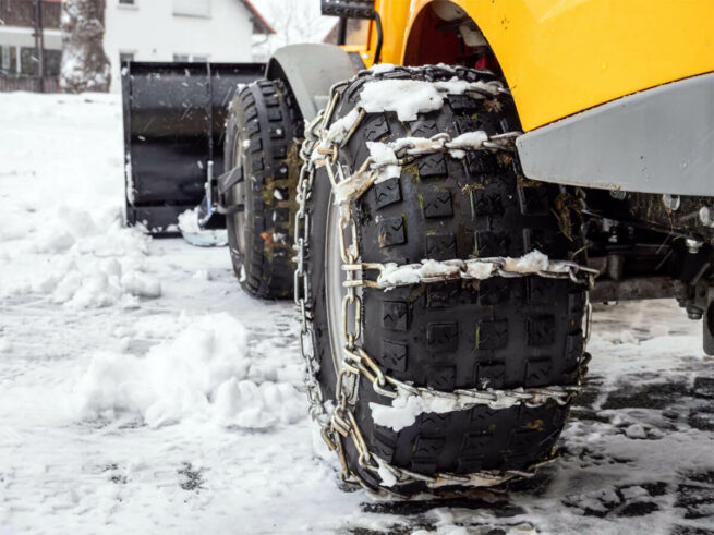 Aufsitzrasenmäher mit Schneeflug und Schneeketten Aufsitzrasenmäher mit Schneeflug und Schneeketten