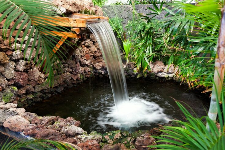Gartenteich mit Wasserfall aus Holz